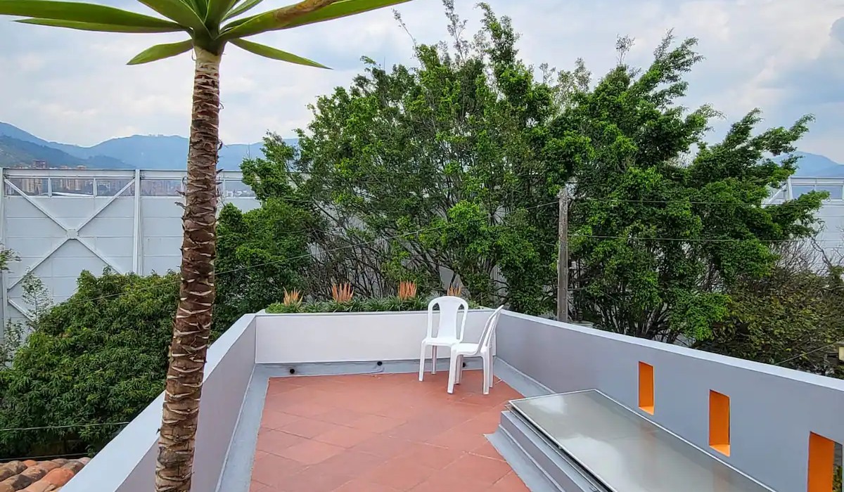 3 level house & Rooftop Terrace! Central location!