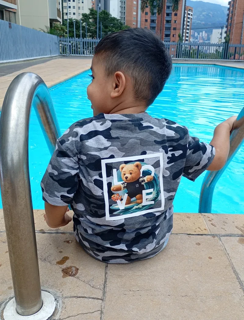 Children's T-shirt Camouflage gray white - Illustration Bear on his surfboard I Love Concept Store